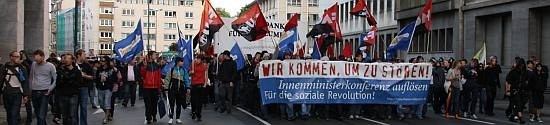 Mehr als 2000 Menschen auf der Demonstration gegen die Innenministerkonferenz
